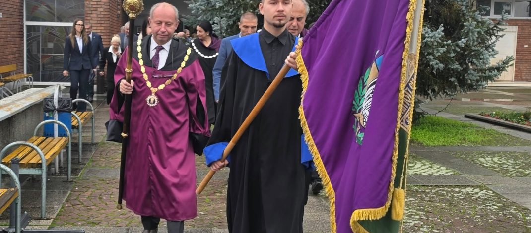 Дешка Мандикова, председател на СРС „Подкрепа“-Велико Търново бе гост на тържественото събрание по случай Деня на будителите във ВТУ